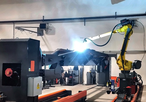 Робот для сварки рам бункеров