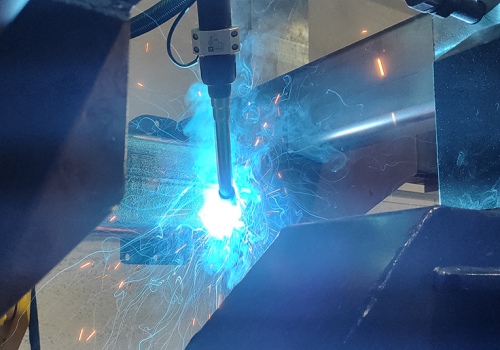 Робот для сварки рам бункеров