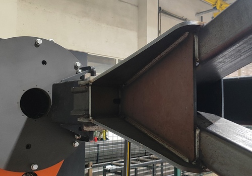 Робот для сварки рам бункеров